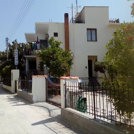 Arleta'S Sunny Guesthouse Prínos Exteriör bild